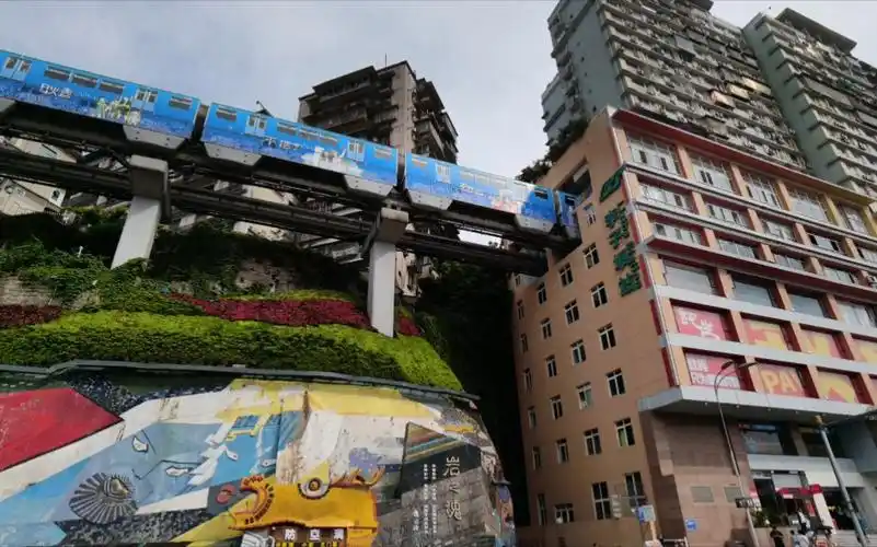 重庆轻轨穿楼李子坝站实录