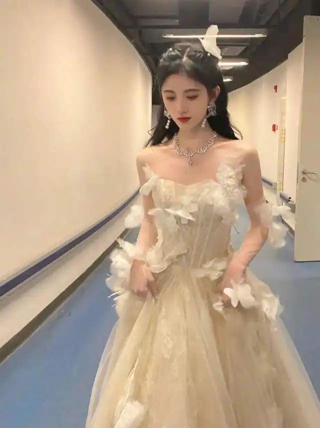 鞠婧祎美得不像真人丸子头配吊带背心又纯又欲不愧是绝色美人