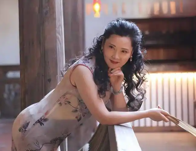 "江南美人"何赛飞:曾是邓颖超座上宾,嫁初恋33年,被宠成公主_父亲