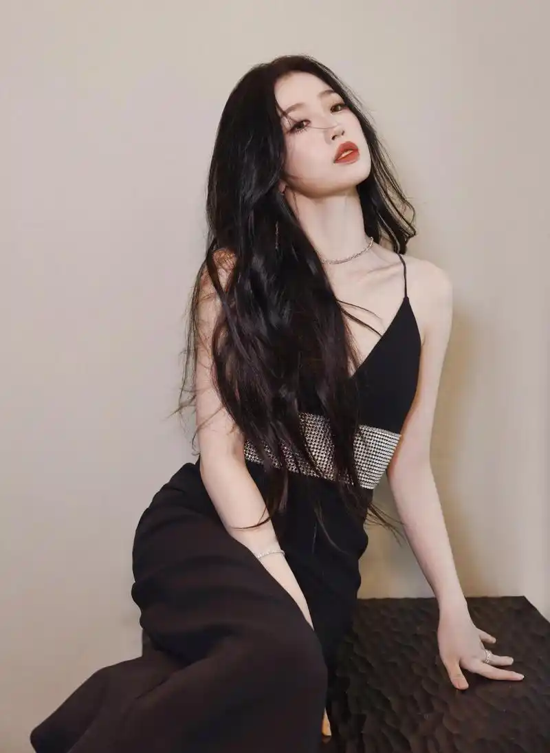 虞书欣穿黑色深v吊带裙勾勒曼妙身姿,美艳撩人,楚楚动人!__财经头条