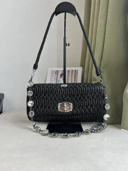 miumiu缪缪绝美钻石腋下包4999