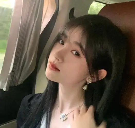 鞠婧祎绑着丸子头唱歌侧脸好显嫩颜值指数又提升了