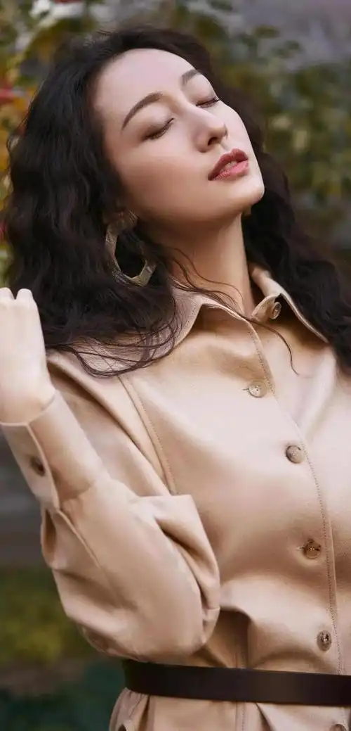 成熟妩媚优雅迷人董维嘉写真美图