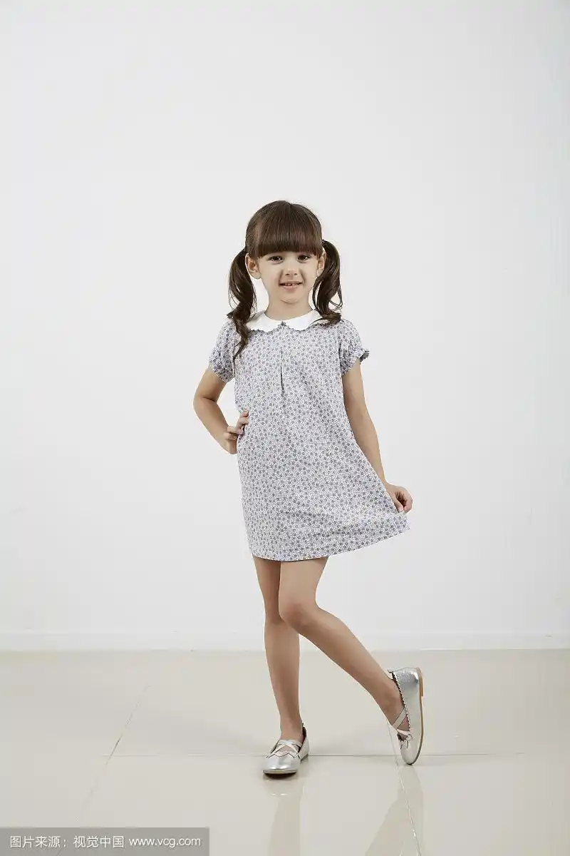 幼儿园女孩站着的姿势摄影