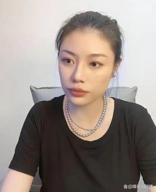 汪峰18岁大女儿近照身材丰满有料五官神似年轻版李嘉欣