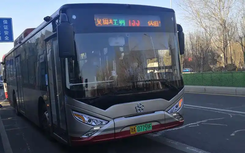 【开放稿件】天津公交133路银隆四狗插电式油电混合动力客车行驶片段