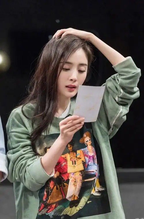 三十五岁杨幂换新"发型",剪去长发变男友头,活泼可爱短发仍然