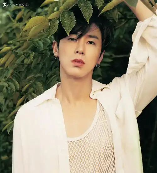 在这些2008年的照片中,郑允浩是一个超级巨星:但是在他2019年的照片中