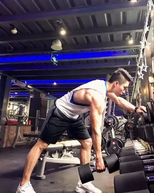 又遇肌肉健身教练怎么穿都帅