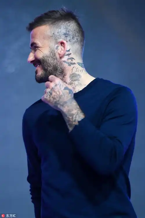 贝克汉姆造访澳门与球迷亲切自拍 "小贝"强大颜值岁月不减越发迷人!