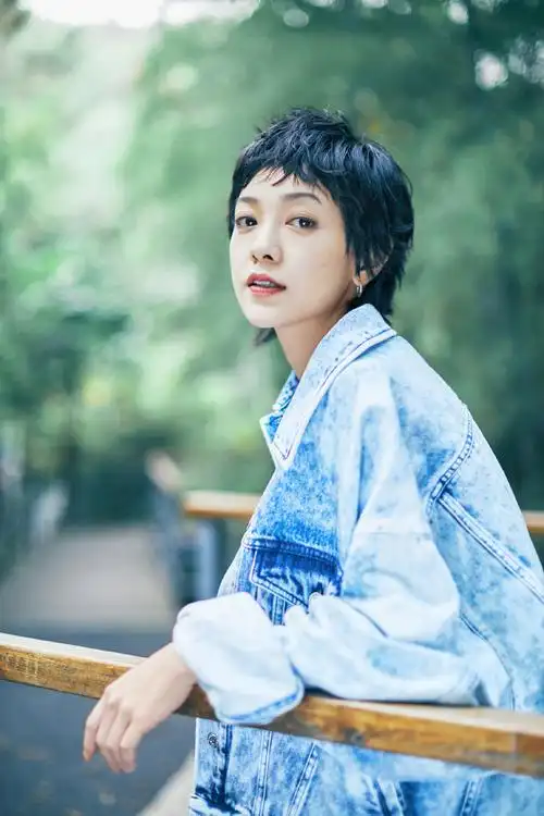 郭采洁慵懒牛仔户外街拍写真29