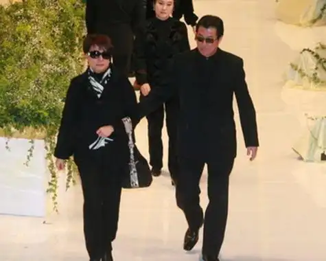 邓光荣太太严珍纳janet伤心欲绝,仍要送丈夫最后一程张国荣生前挚友