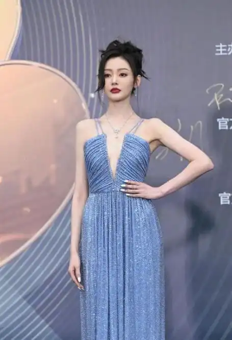 王一博身穿燕尾服亮相红毯 一场视觉盛宴的回归