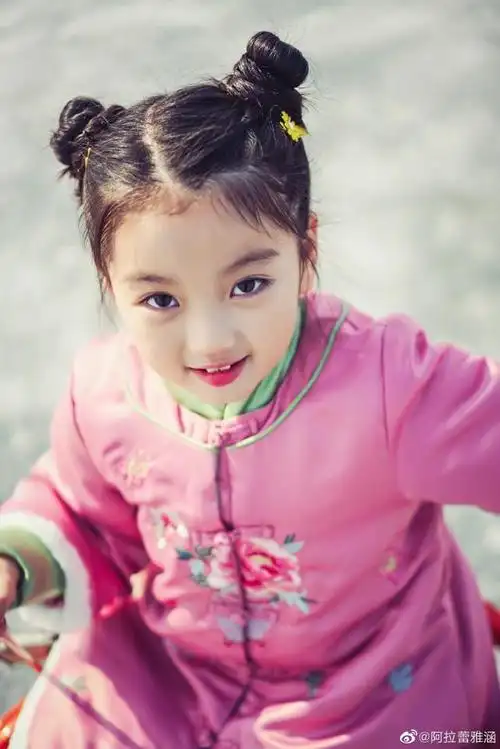 组图:阿拉蕾近照曝光 穿年服扎双丸子头似洋娃娃