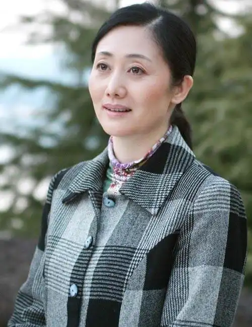 何政君电视剧《错爱2》剧照何政君由娟子,何政君和温峥嵘所主演的电视