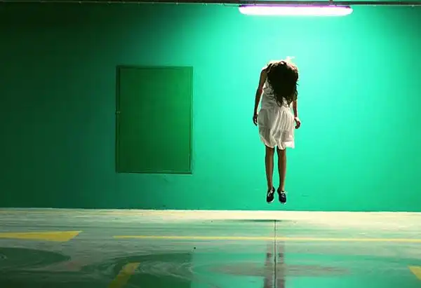 土耳其伊斯坦布尔burcum baygut摄影师-地下停车场的上吊女人