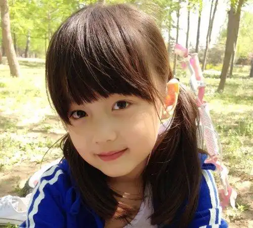 12岁小女孩齐刘海双扎马尾辫发型