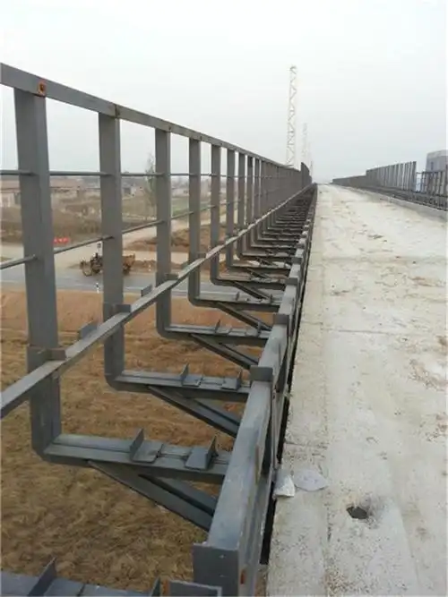 铁路桥栏杆扶手_铁路桥角钢扶手_铁路桥梁人行道支架栏杆厂家