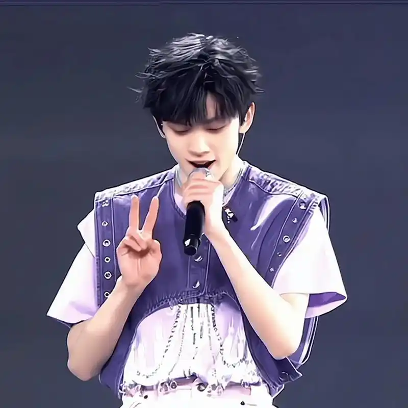 左航17岁生日快乐98tf家族-左航  希望17岁的left永远纯粹清醒,永远