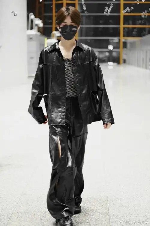 张真源是来机场走秀的吧##张真源裤子上好多洞