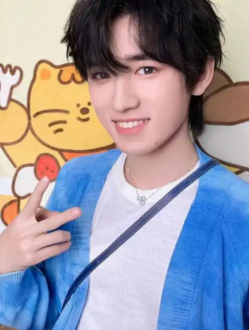 贴水晶贴纸##宋亚轩抱玩偶拍立得#时代少年团高会更新了轩轩的照片啦!