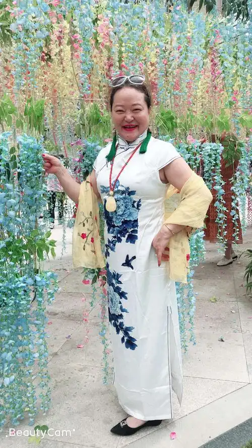 周晨雨奶奶首届旗袍秀,中国大妈风彩