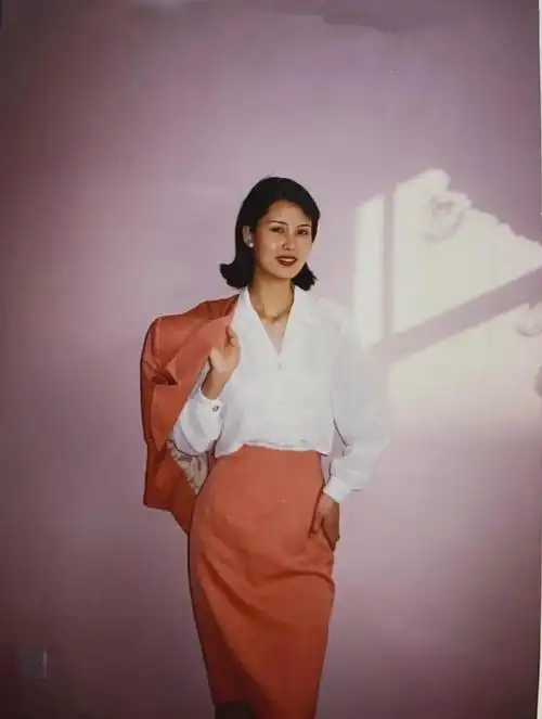 90年代,漂亮姐姐年轻时容貌靓丽打扮时髦,和当年明星比毫不逊色