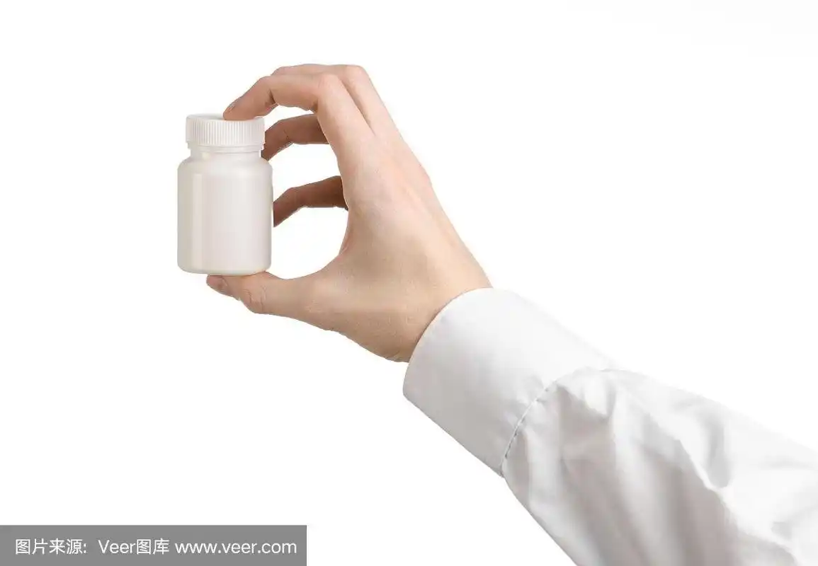 医学主题:白色背景下,医生的手拿着一个白色的空药瓶