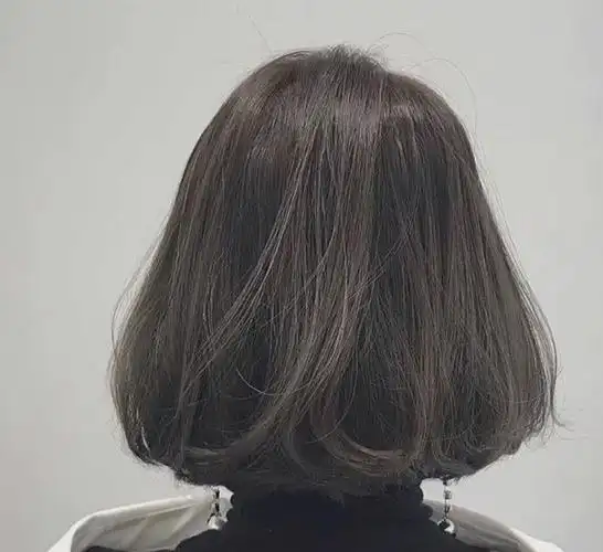 青木棕染完你会发现,在阳光下有点灰绿色,但不用担心太过夸张,因为