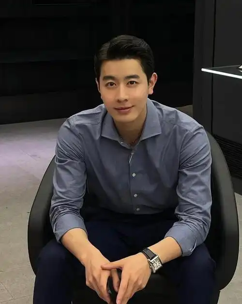 40岁的中年帅气大叔单月涨粉百万打破大家对中年油腻的固有印象