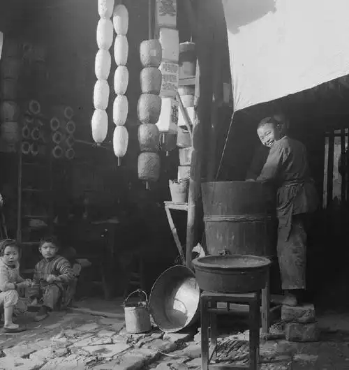 贫穷人家的真实场景,地都是石头铺的,当时的穷人,最大的愿望就是好好