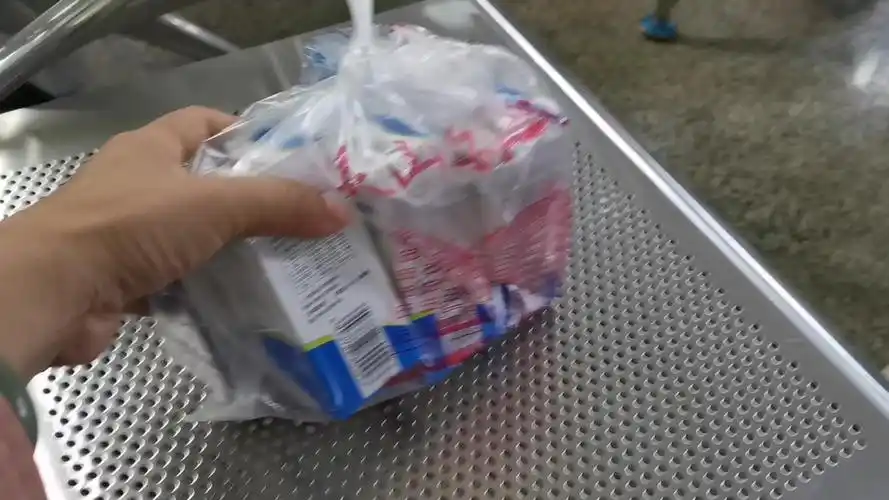 小清提着一大袋药真是太吓人了不知这袋药可以复活吗好担心