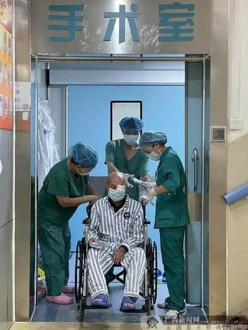 8时03分,第一位顺利结束手术的患者出手术室.柳州红十字会医院 供图