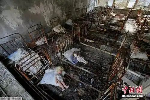 个废弃的幼儿园内,有好事游客将玩偶放在锈迹斑斑的床上,画面荒凉恐怖