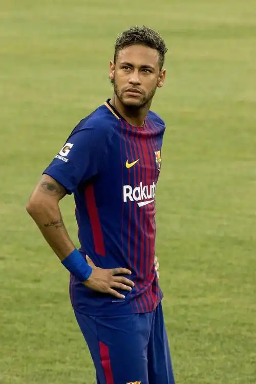 内马尔肉马尔内马尔随新月庆祝联赛夺冠,脸圆滚滚的|巴西足球|法国