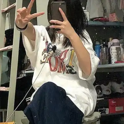 阿书:对镜拍高质时尚女生头像