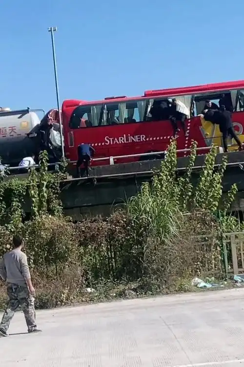 浙江台州沿江镇工业园区旁的高架桥上发生严重交通事故,一辆油罐车撞