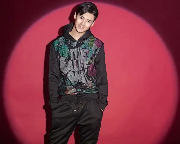 音乐之途也许很多人都曾见过李鹤在荧屏前的那一刻,张扬的表演,淋漓