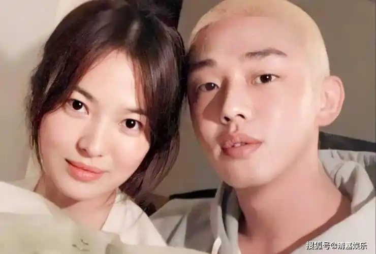 刘亚仁没走红之前就和宋慧乔交往密切,他们俩被网友称为"灵魂伴侣"