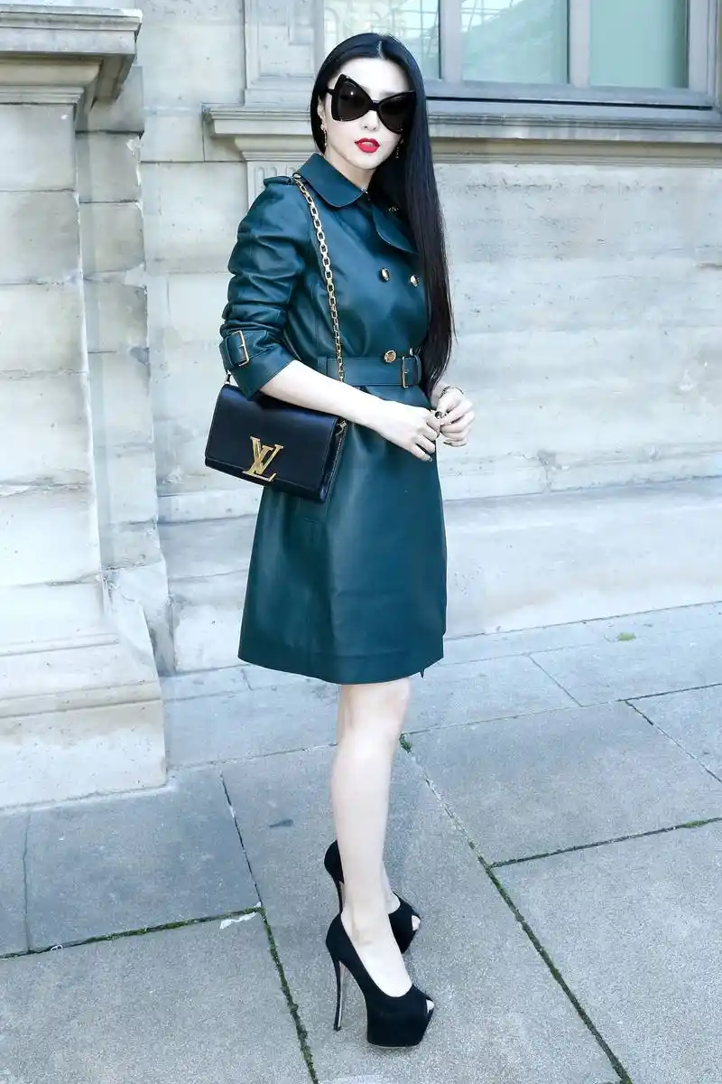 范冰冰的"泥巴指甲"要火了,身穿"一块红布"气场大,美回18岁