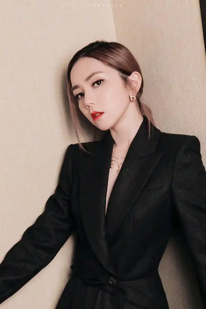 邓紫棋 深v礼服#邓紫棋昨晚舞台造型绝美身着深v西装裙,性感寥怂