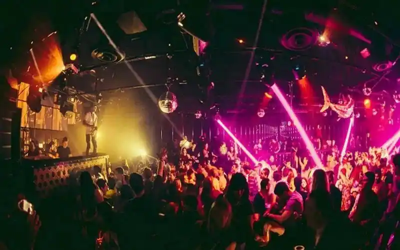 站着喝酒站着蹦迪,郑州这家电子音乐俱乐部,让你嗨到脚底都起火!