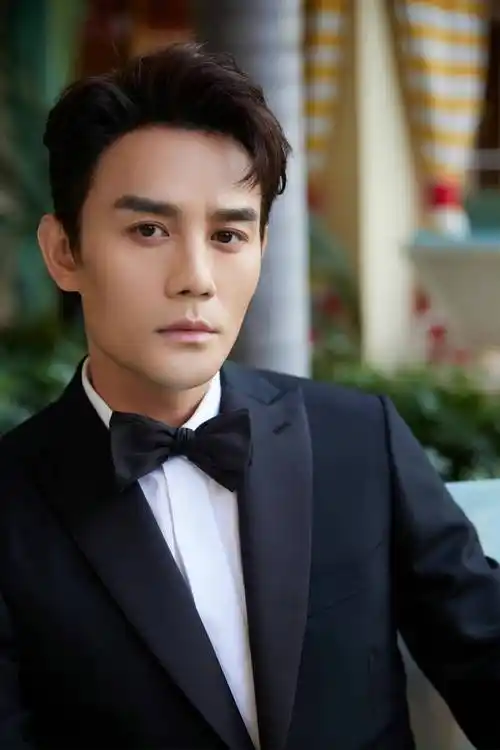 王凯身穿 brioni 出席第14届澳门国际电影节暨第13届澳门国际电视节