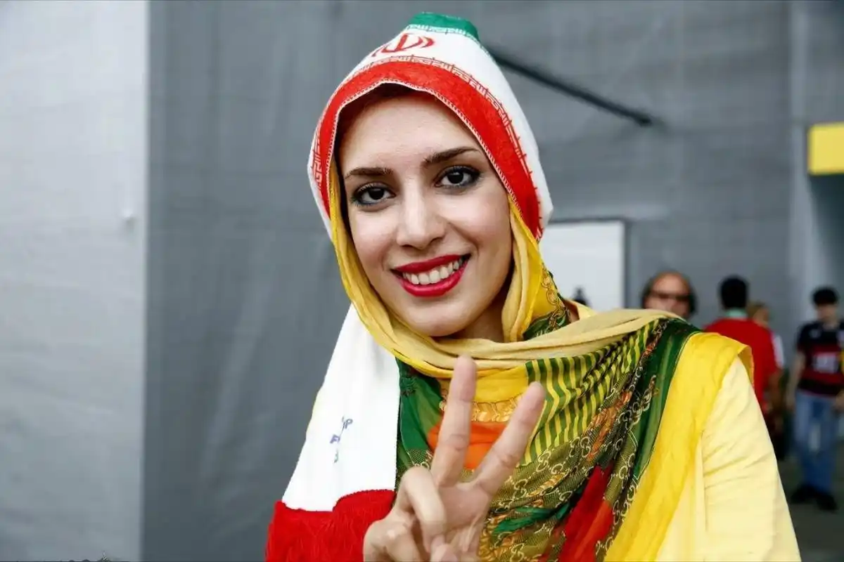 伊朗女球迷苦等37年,终于走进世界杯,一个个妆容简直放飞自我!