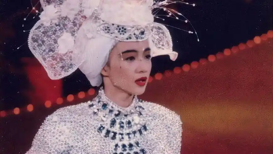 梅艳芳最后一场演唱会,身穿白色婚纱演唱,摄像机拍下这一幕!