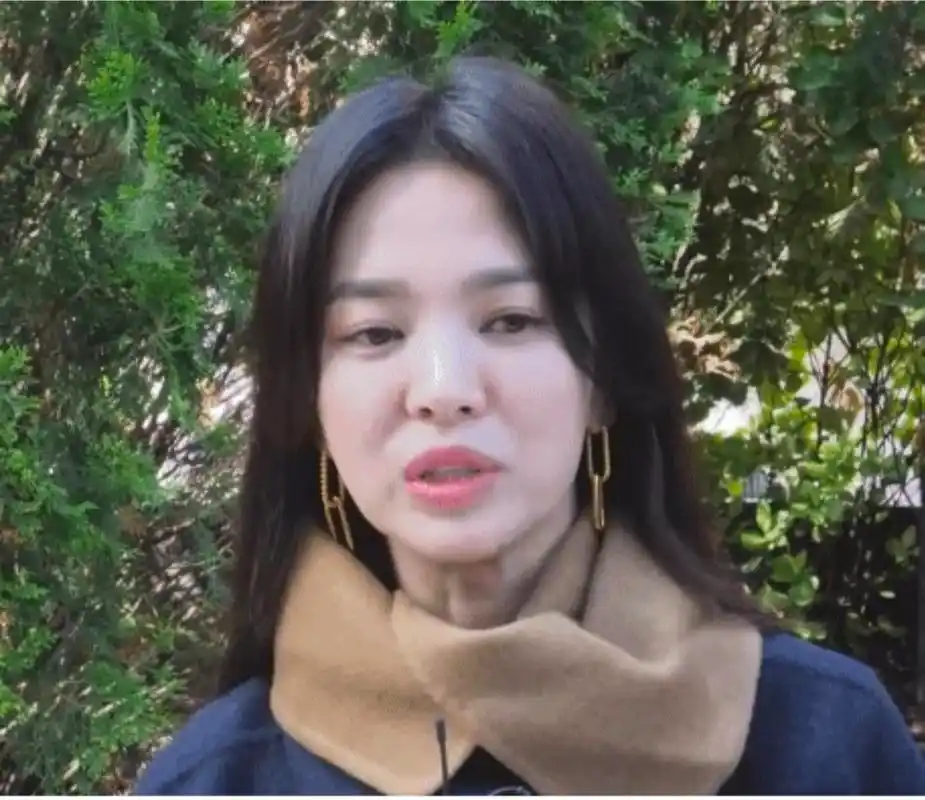又一个韩国女神脸垮了?宋慧乔近况老态尽显,滤镜都挡不住的疲惫
