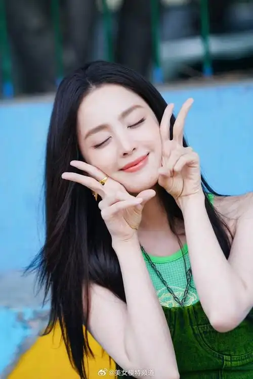 古力娜扎多巴胺造型清新元气 双手比耶露甜美笑容