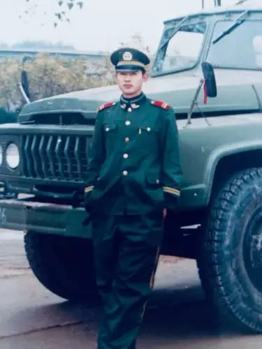 63军187师炮团二营石玉亭1996年部队改编穿武警服装拍照留念.