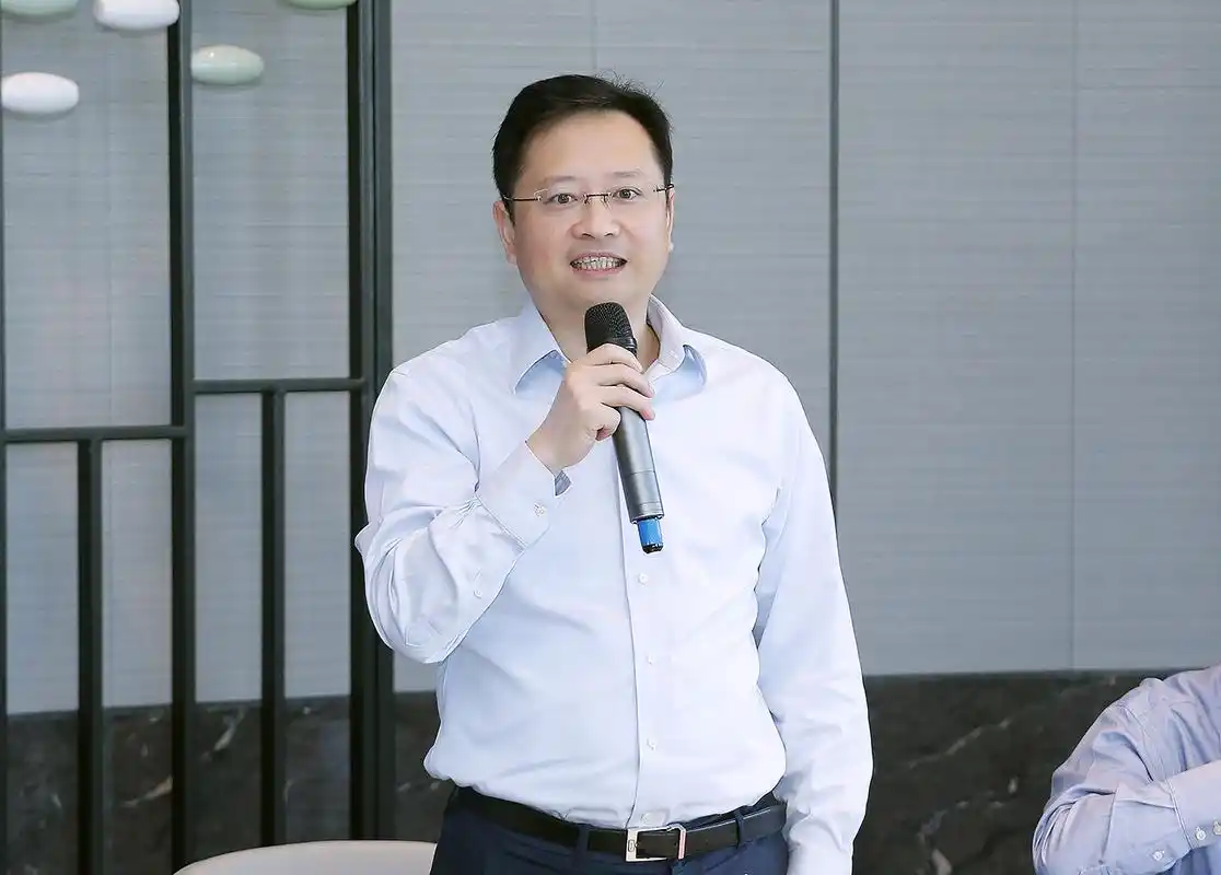 奉贤区委副书记,代区长袁泉致辞