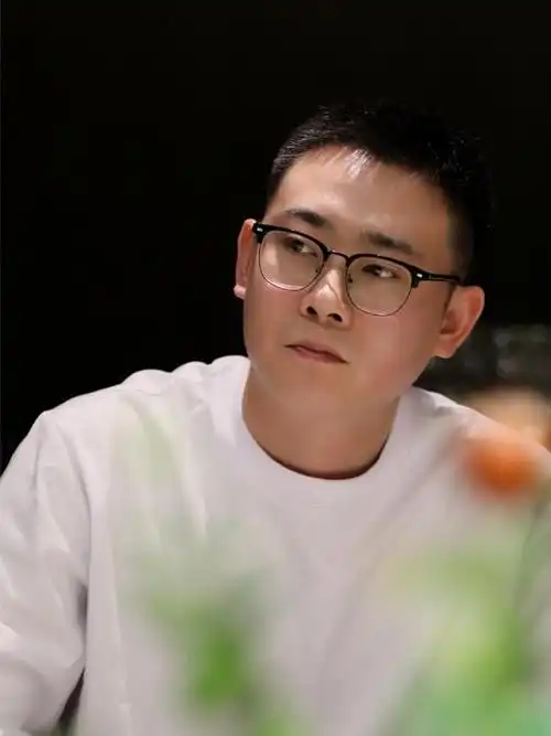 高峰,栾云平相声专场官宣,却被宣传海报抢镜,观众:又被嗑到了